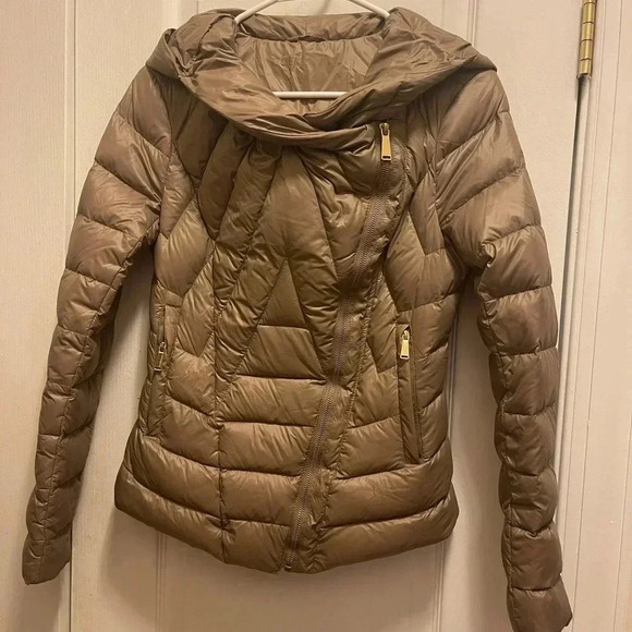 BCBG Gold Cropped Puffer Jacket, ten color zipper on packets and sleeves - Picture 4 of 16